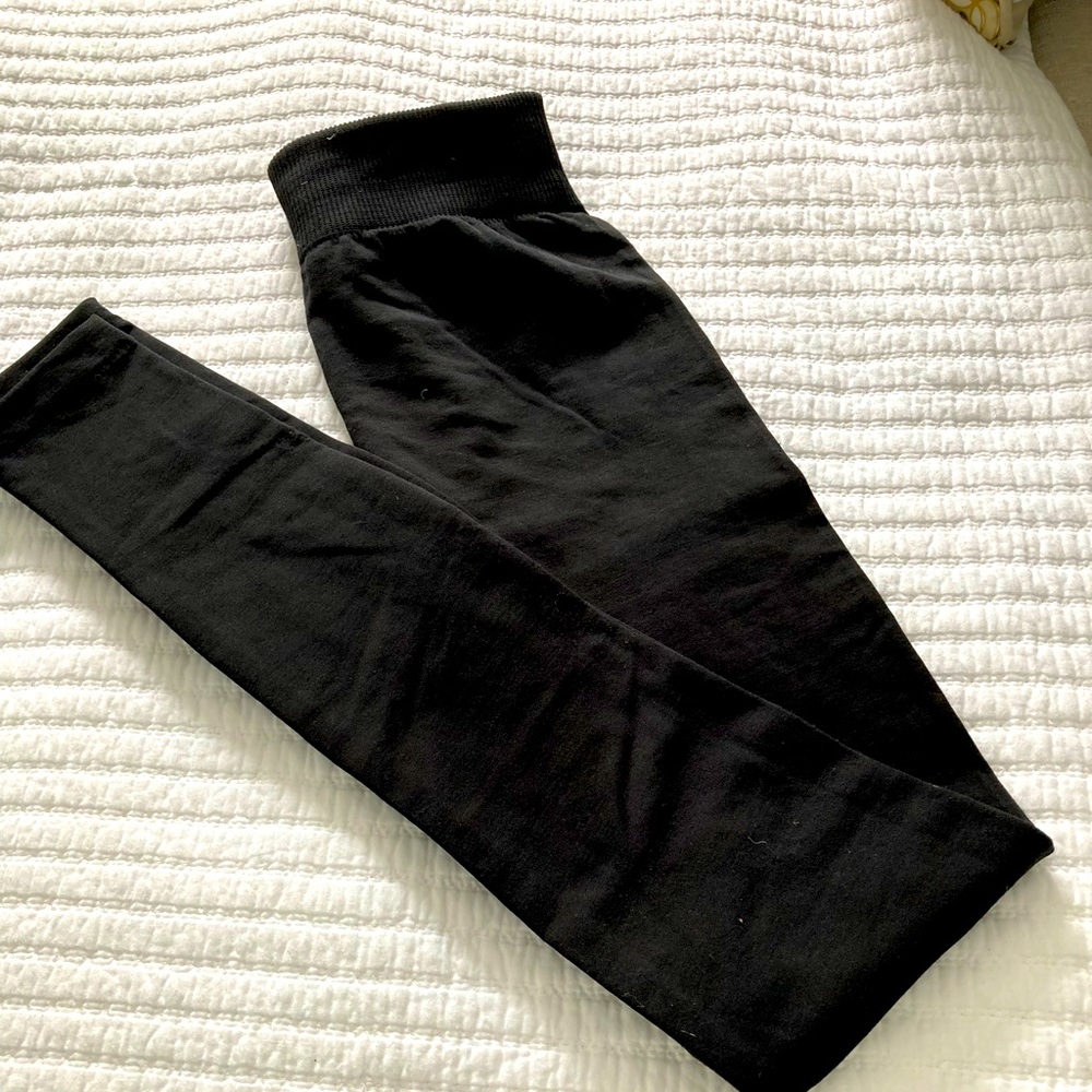 Black ankle length leggings.
